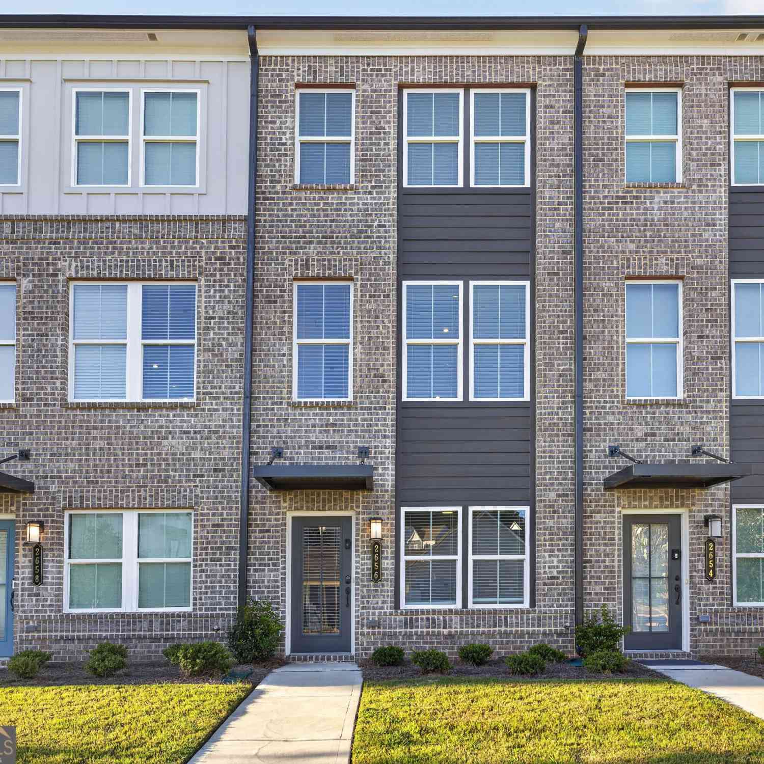 Townhouse For Sale - 2656 Brookview Lane<br/> Atlanta, GA 30318