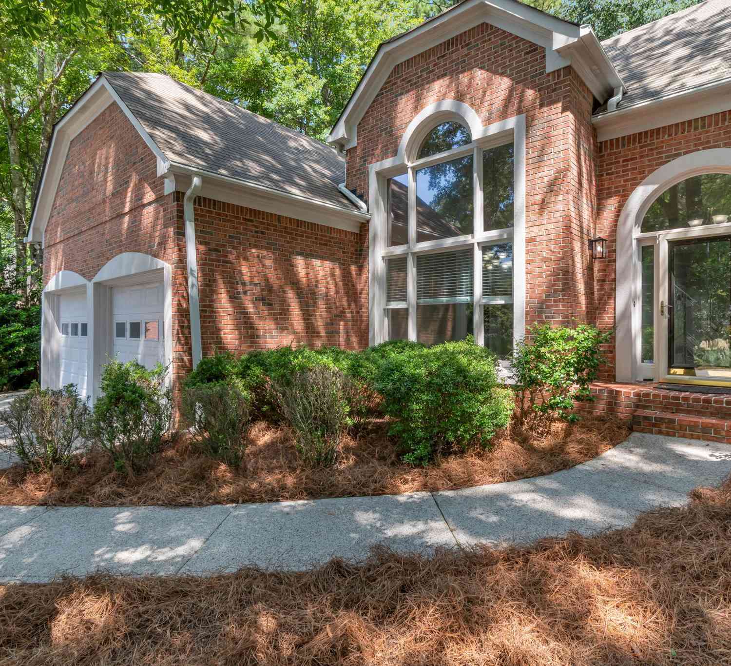 Homes For Sale - 122 Bent Creek Drive<br/> Woodstock, GA 30189