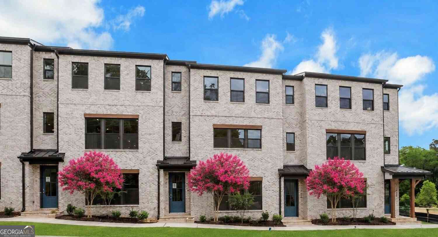Townhouse For Sale - 118 Bridgecrest Road<br/> Roswell, GA 30075