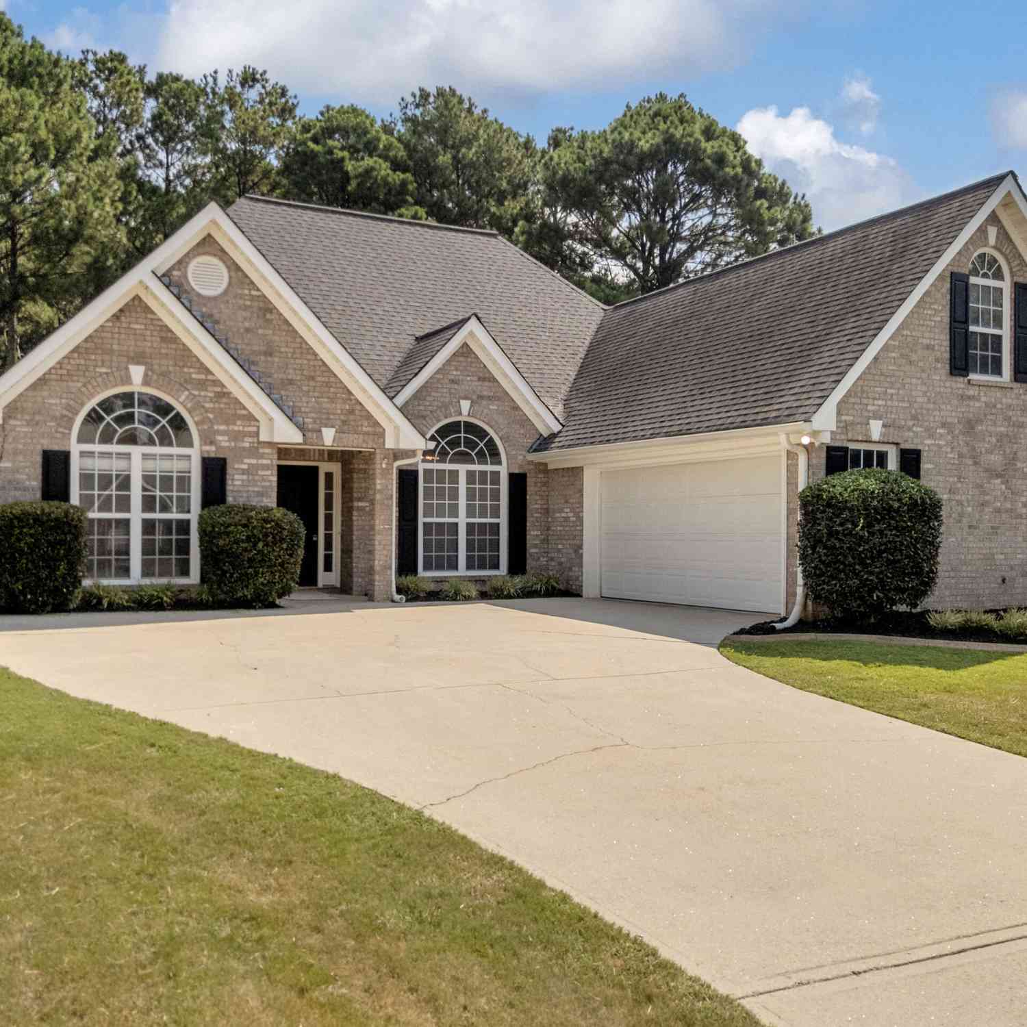 Homes For Sale - 2920 Meadow Gate Way<br/> Loganville, GA 30052
