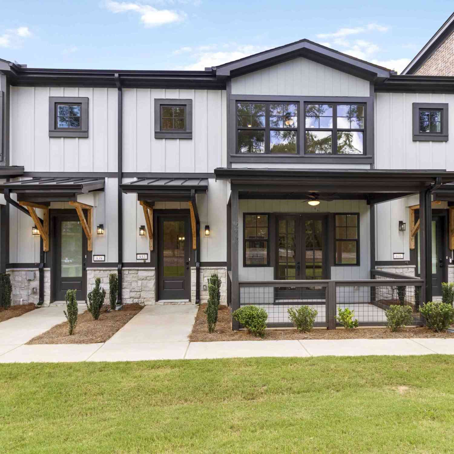 Townhouse For Sale - 937 Willingham Drive #7<br/> Hapeville, GA 30354