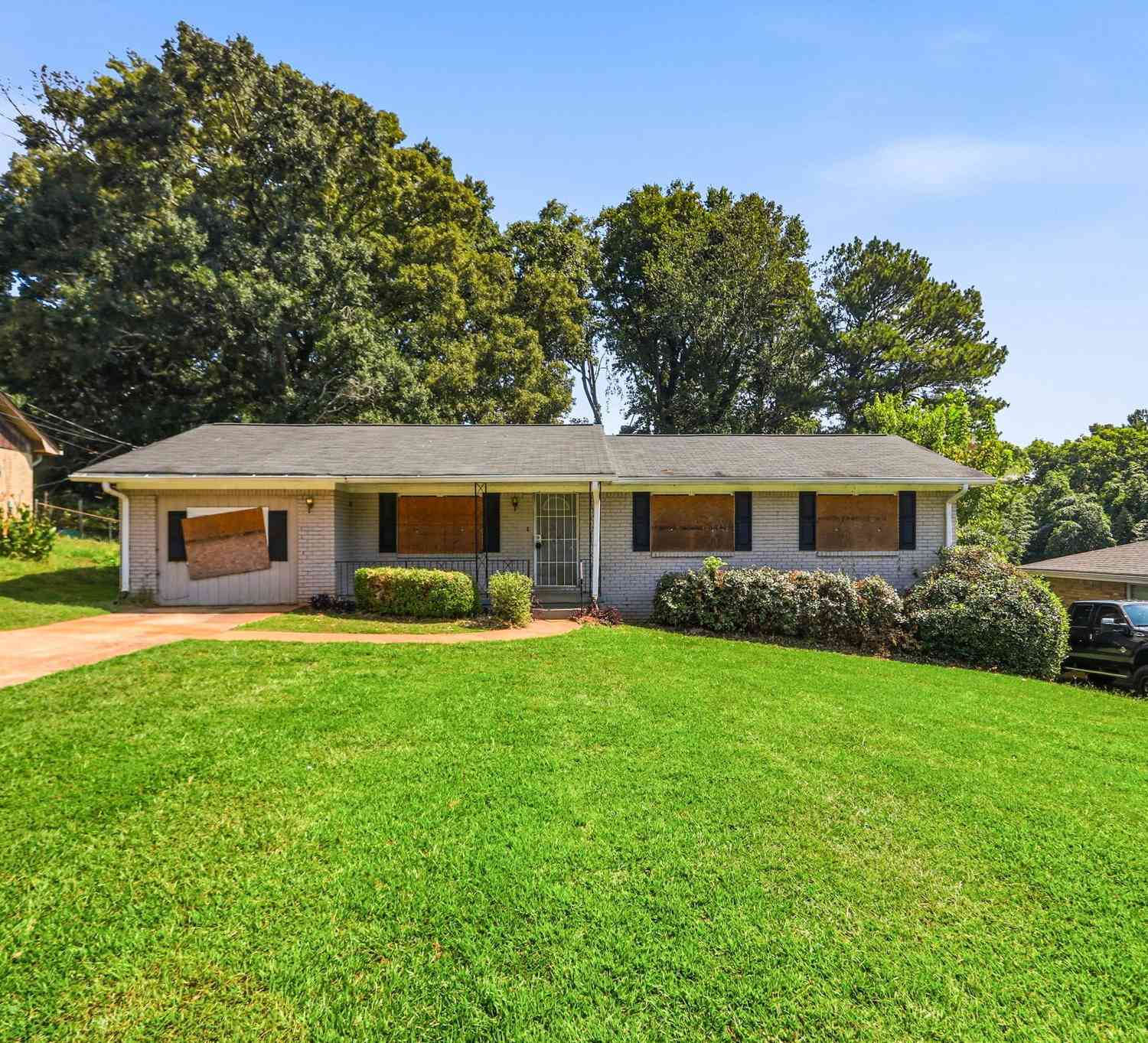 Homes For Sale - 2810 Knollview Drive<br/> Dekalb County, Decatur, GA 30034