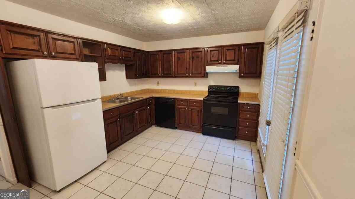 Townhouse For Sale - 631 Hunting Creek Lane SE<br/> Conyers, GA 30013
