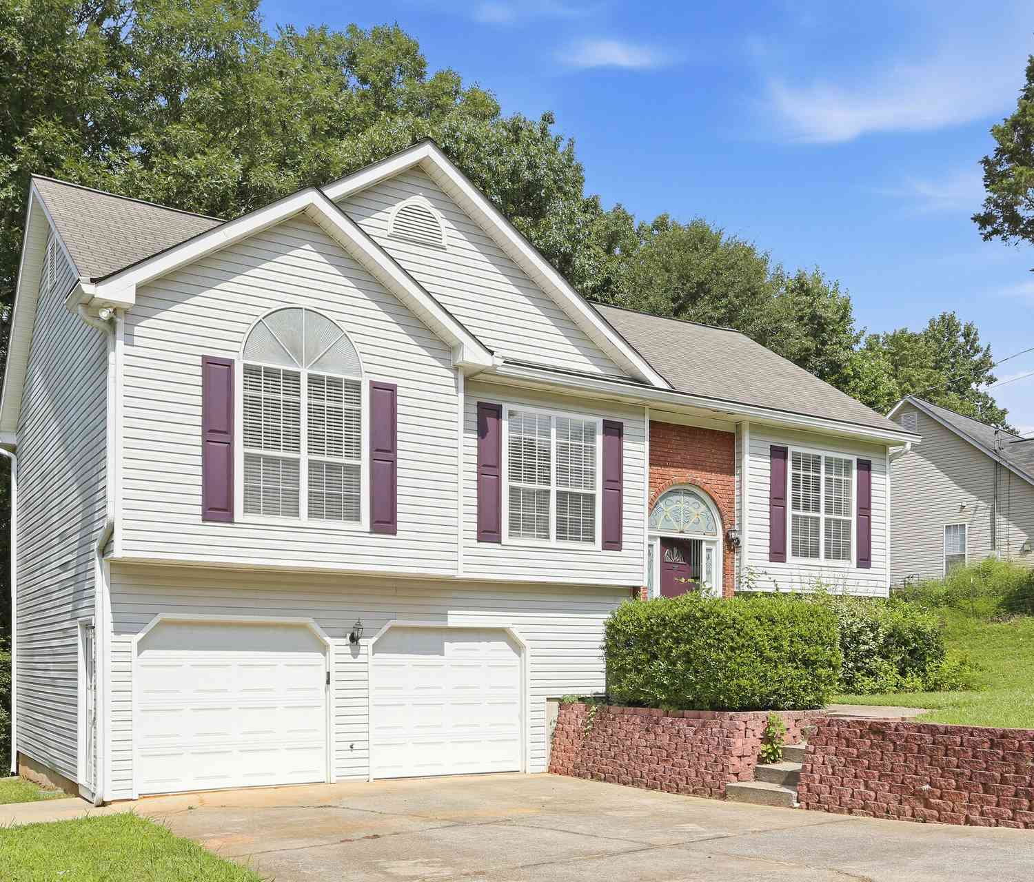 Homes For Sale - 4876 Hunt Club Drive<br/> Flowery Branch, GA 30542
