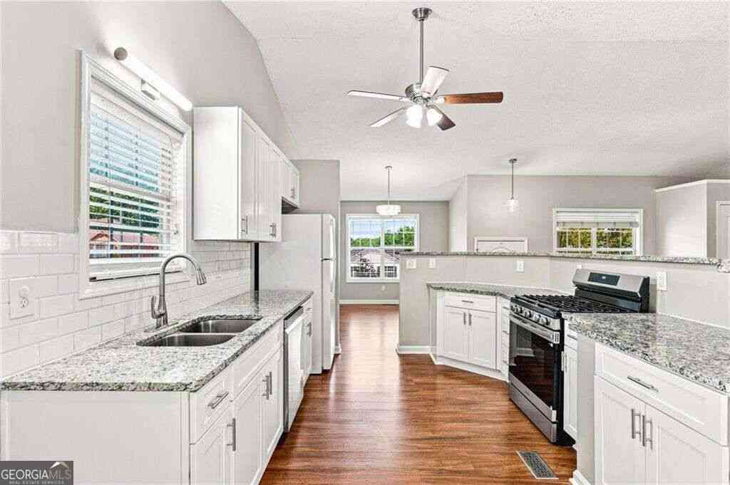 Homes For Sale - 57 Hickory Leaf Lane<br/> Acworth, GA 30101