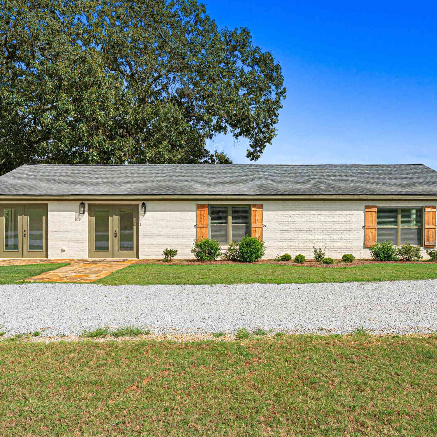 Homes For Sale - 1 Legacy Lane<br/> Hartwell, GA 30643