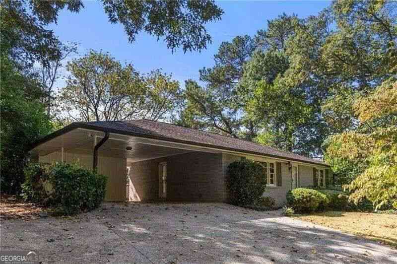 Homes For Sale - 535 Valley Lane<br/> Atlanta, GA 30328