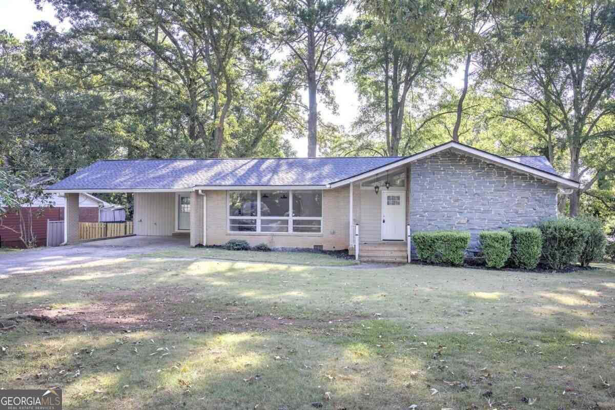 Homes For Sale - 102 Summit Drive<br/> Griffin, GA 30224