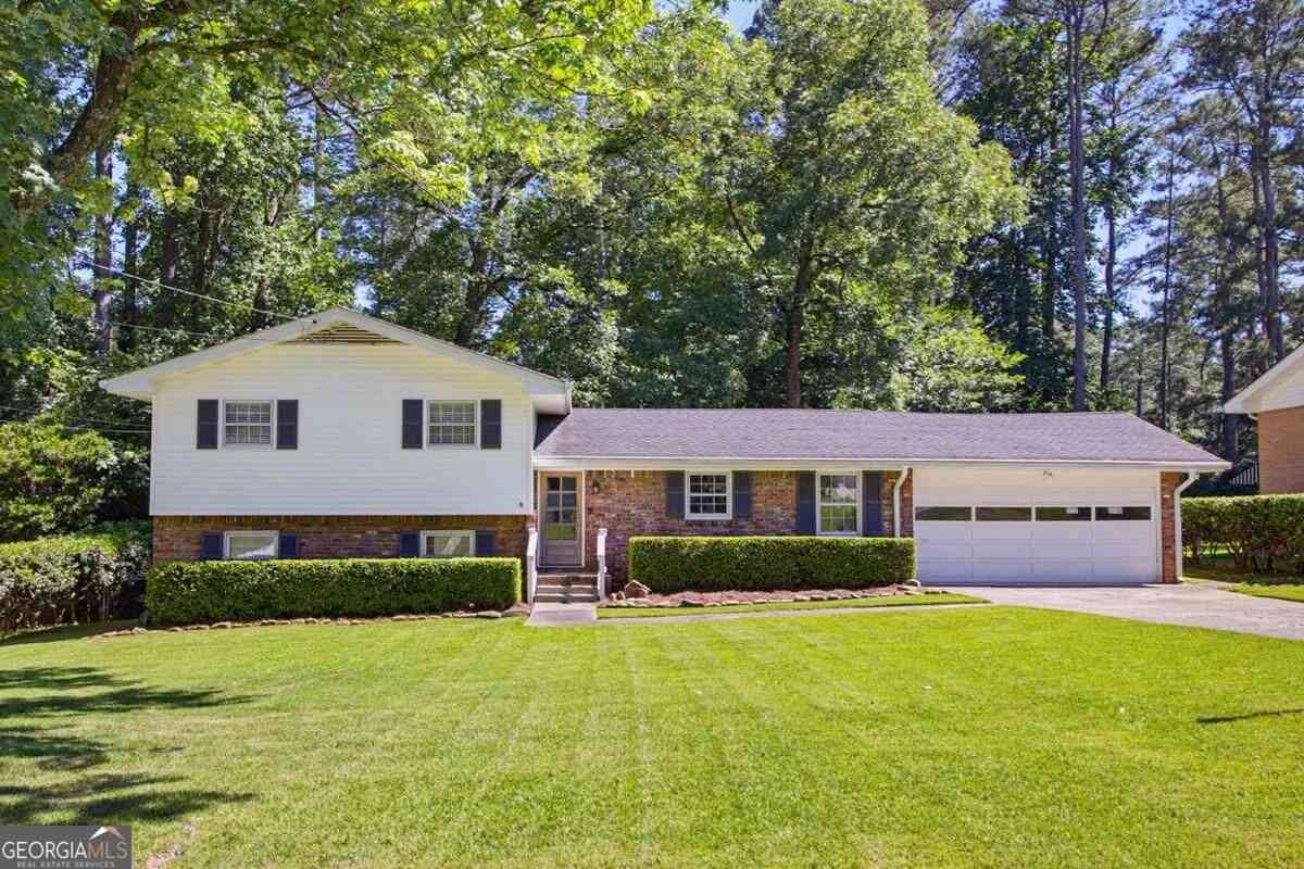 Homes For Sale - 3053 E Ramble Lane<br/> Decatur, GA 30033