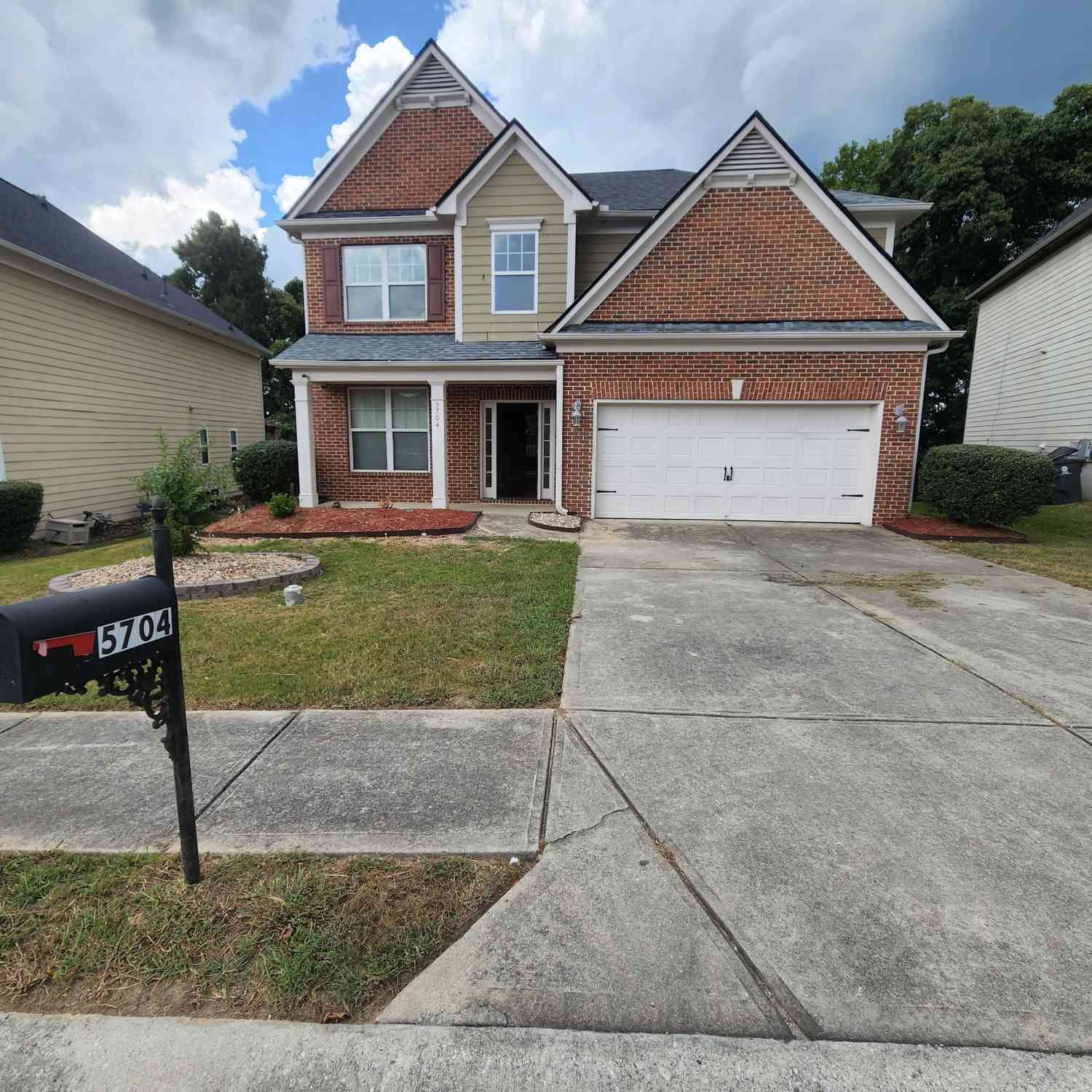 Homes For Sale - 5704 Barrington Run<br/> Union City, GA 30291