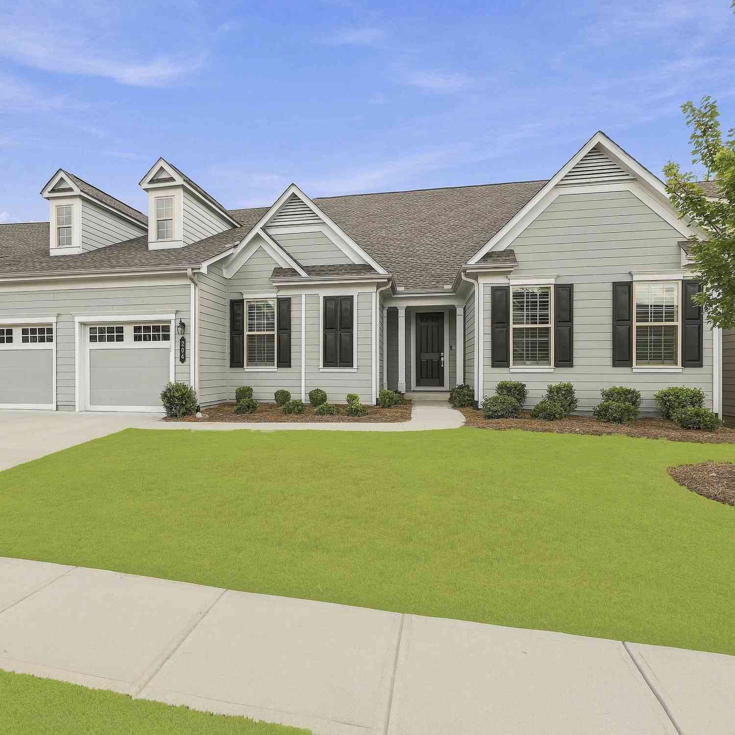 Homes For Sale - 204 Cottonwood Circle<br/> Peachtree City, GA 30269