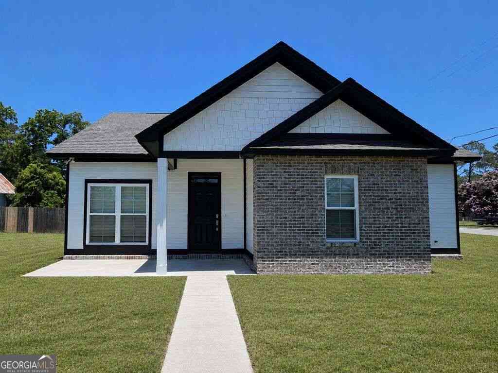 Homes For Sale - 215 E Eighth Street<br/> Adel, GA 31620