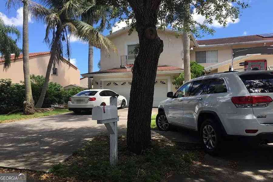 Townhouse For Sale - 2881 N 38th Avenue<br/> Hollywood, FL 33021
