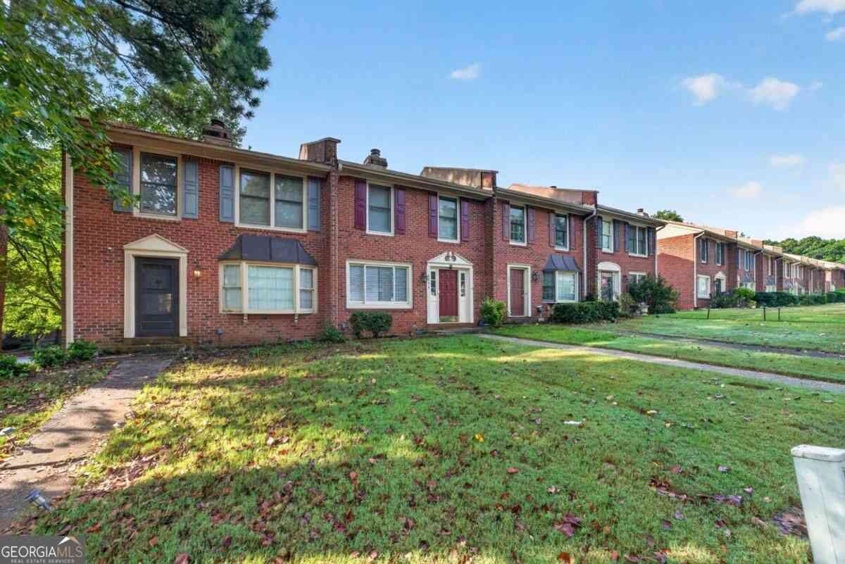 Townhouse For Sale - 6094 Queen Anne Court<br/> Norcross, GA 30093