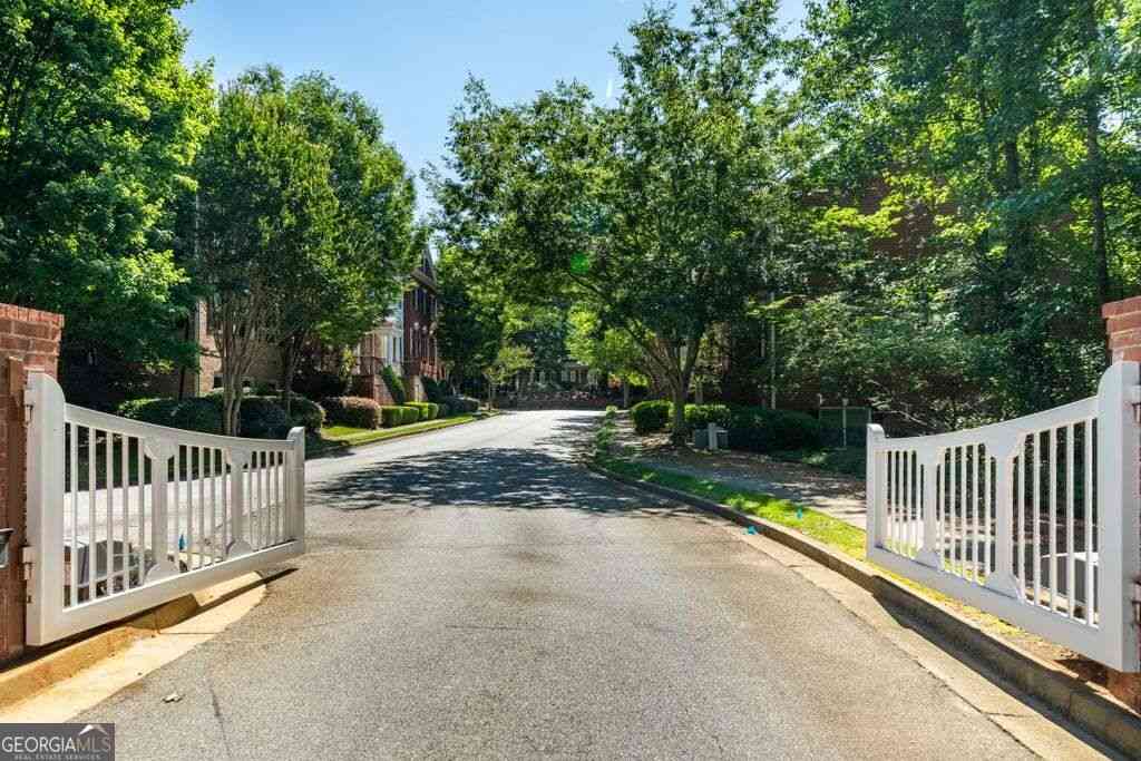 Townhouse For Sale - 1607 Waters Edge Trail<br/> Roswell, GA 30075