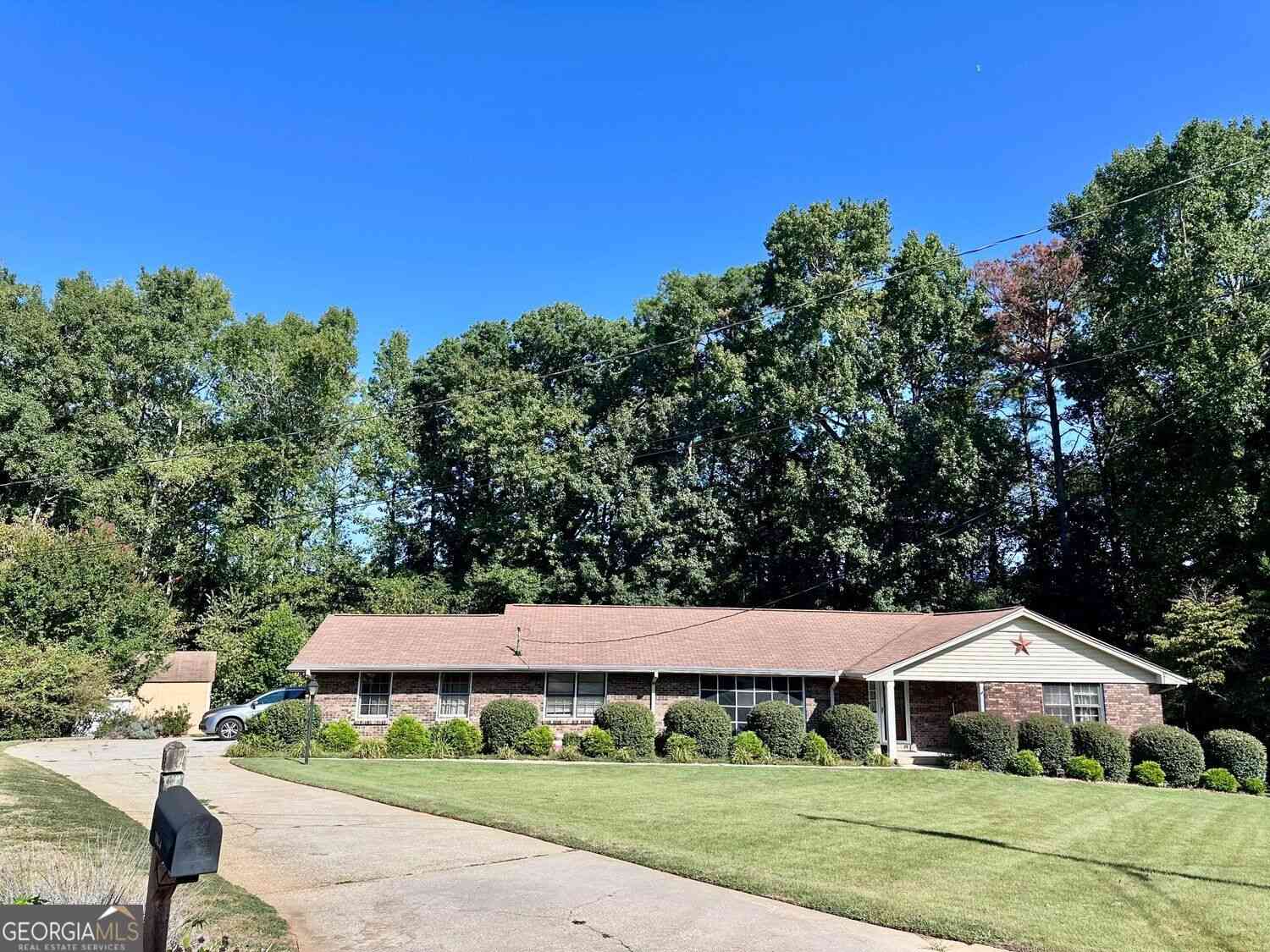 Homes For Sale - 2653 Amberly Way<br/> Snellville, GA 30078