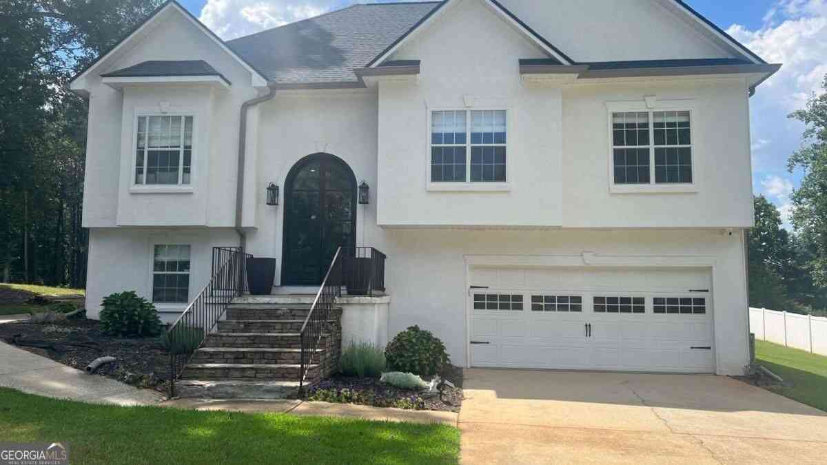Homes For Sale - 136 Huntcliff Trail<br/> Ellenwood, GA 30294
