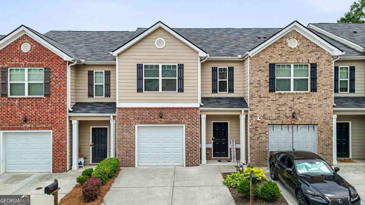 Townhouse For Sale - 6907 Rogers Point<br/> Lithonia, GA 30058