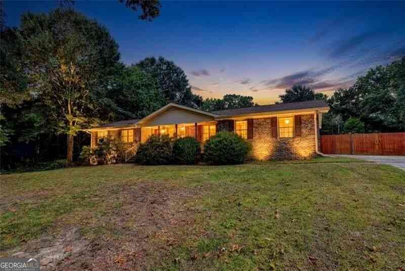 Homes For Sale - 2926 Elizabeth Lane<br/> Snellville, GA 30078