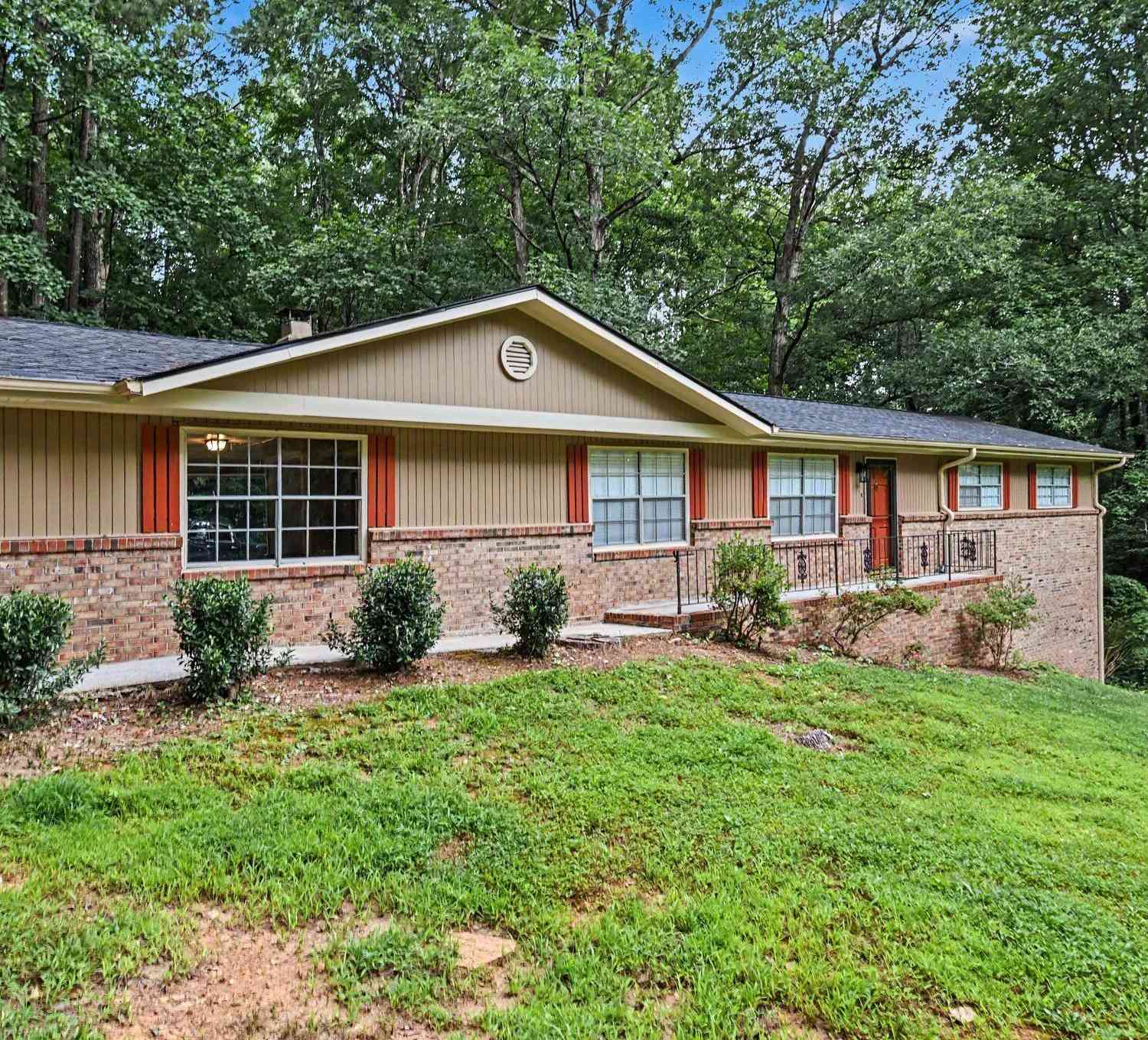 Homes For Sale - 2216 Chestnut Log Drive<br/> Lithia Springs, GA 30122