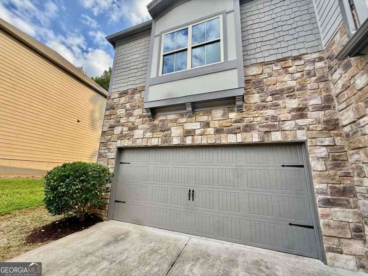 Homes For Sale - 5190 Amberland Square<br/> Atlanta, GA 30349