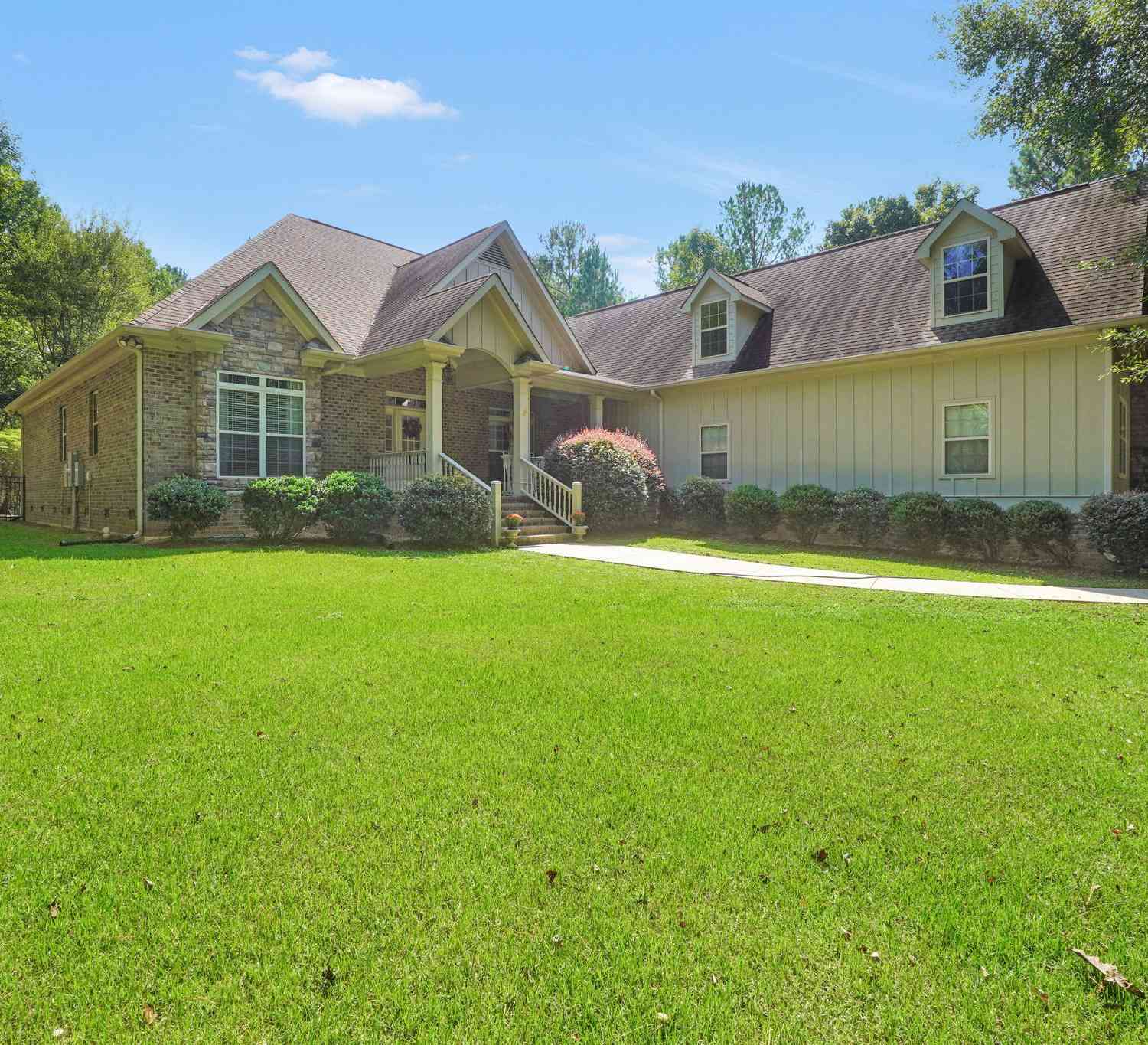 Homes For Sale - 505 Crescent Drive<br/> Forsyth, GA 31029