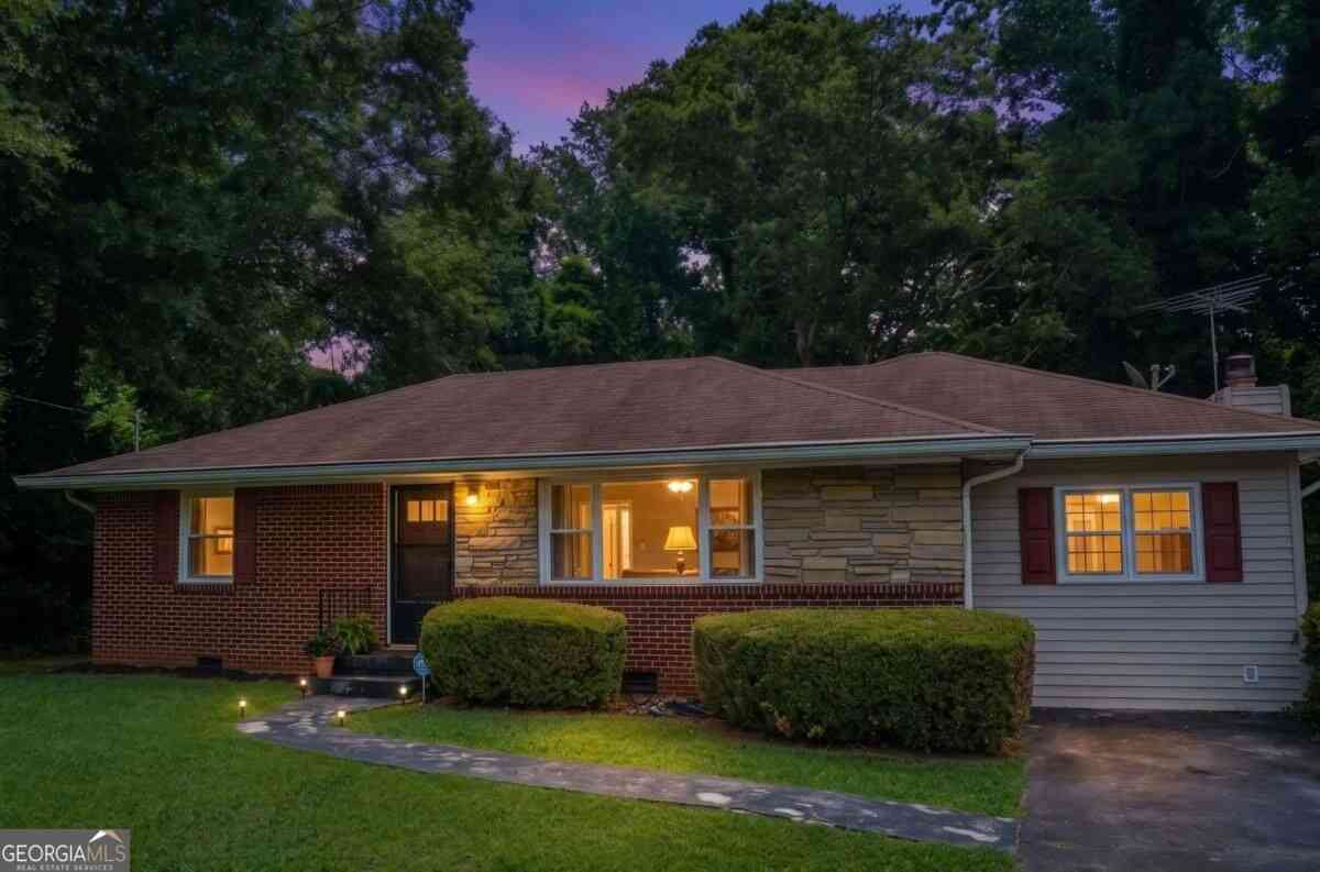 Homes For Sale - 128 Peachtree Circle SE<br/> Marietta, GA 30060