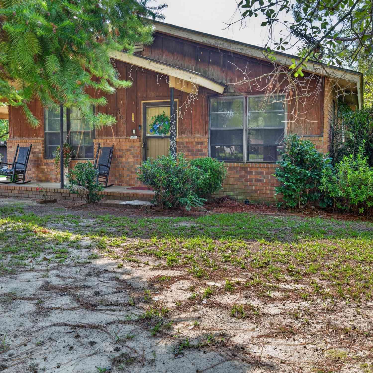 Homes For Sale - 302 Lakeview Drive<br/> Glennville, GA 30427