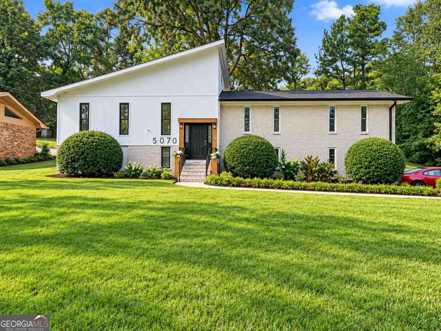 Homes For Sale - 5070 SW Kerry Drive<br/> Atlanta, GA 30331