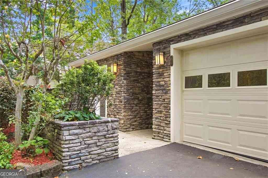 Townhouse For Sale - 64 Basswood Circle<br/> Sandy Springs, GA 30328