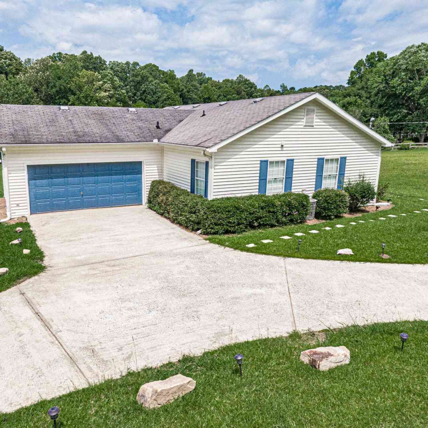 Homes For Sale - 225 E River Bend Drive<br/> Eatonton, GA 31024