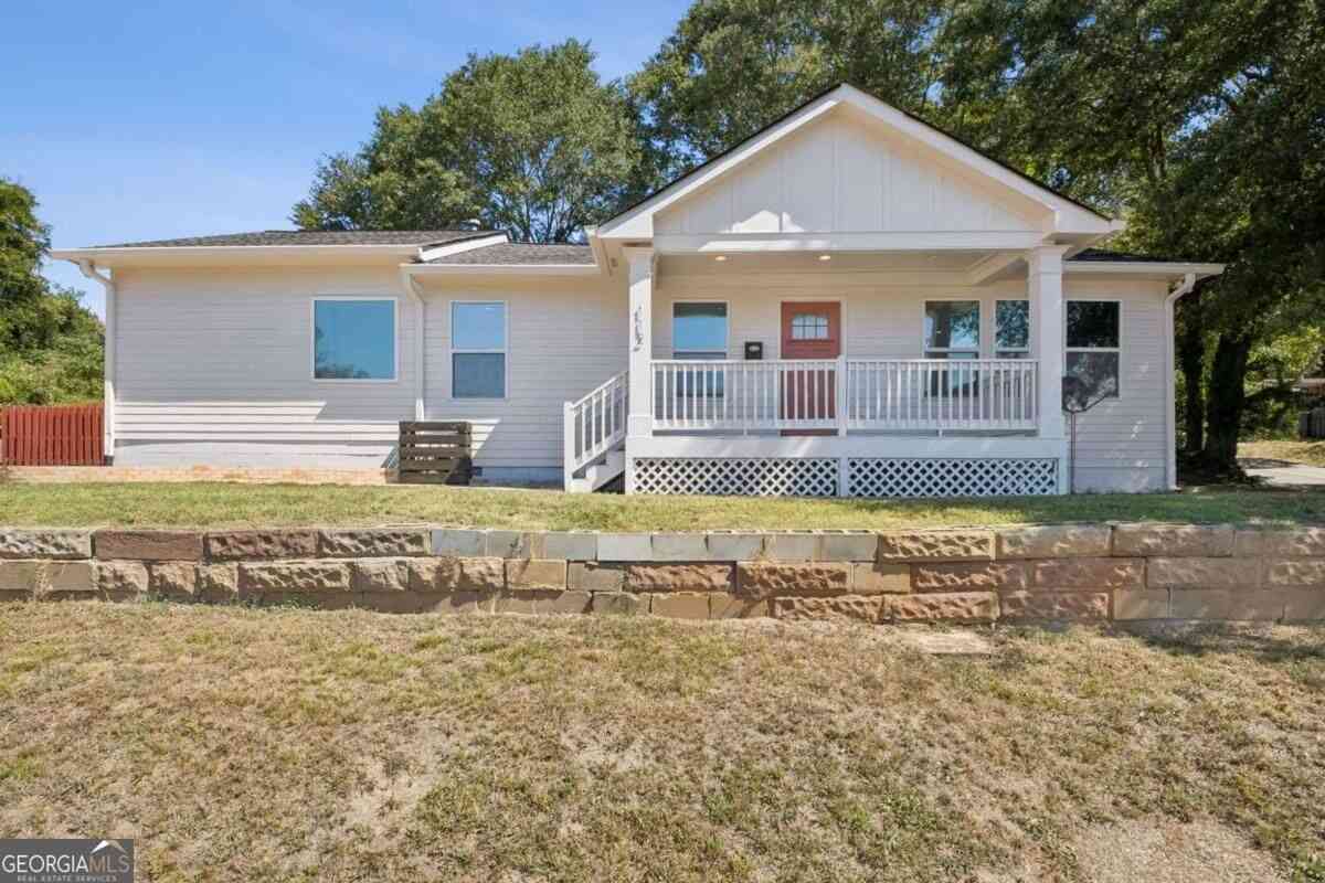 Homes For Sale - 112 E Stephens Street<br/> Winder, GA 30680