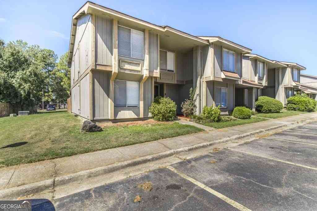 Townhouse For Sale - 140 Stoneridge Drive<br/> Warner Robins, GA 31088
