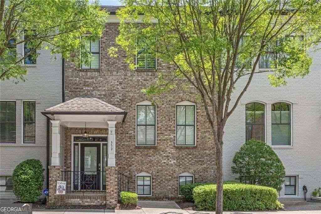 Townhouse For Sale - 352 Suwanee Avenue<br/> Suwanee, GA 30024