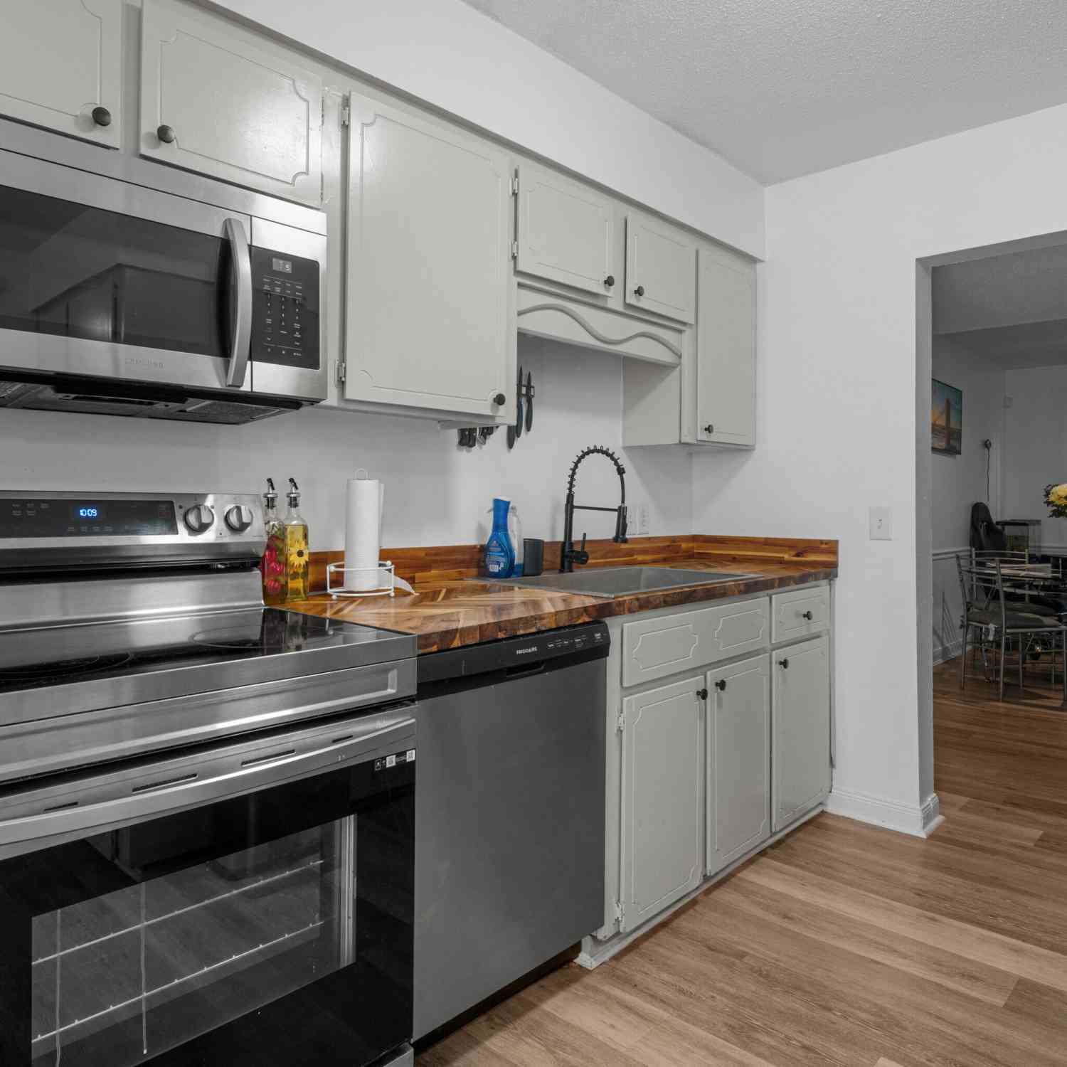 Townhouse For Sale - 912 Pineland Avenue #APT 4<br/> Hinesville, GA 31313