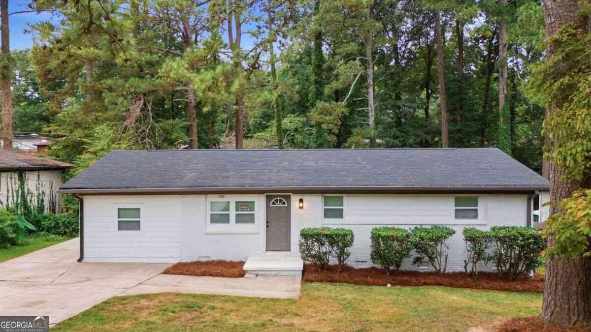 Homes For Sale - 1961 Glenmar Drive<br/> Decatur, GA 30032