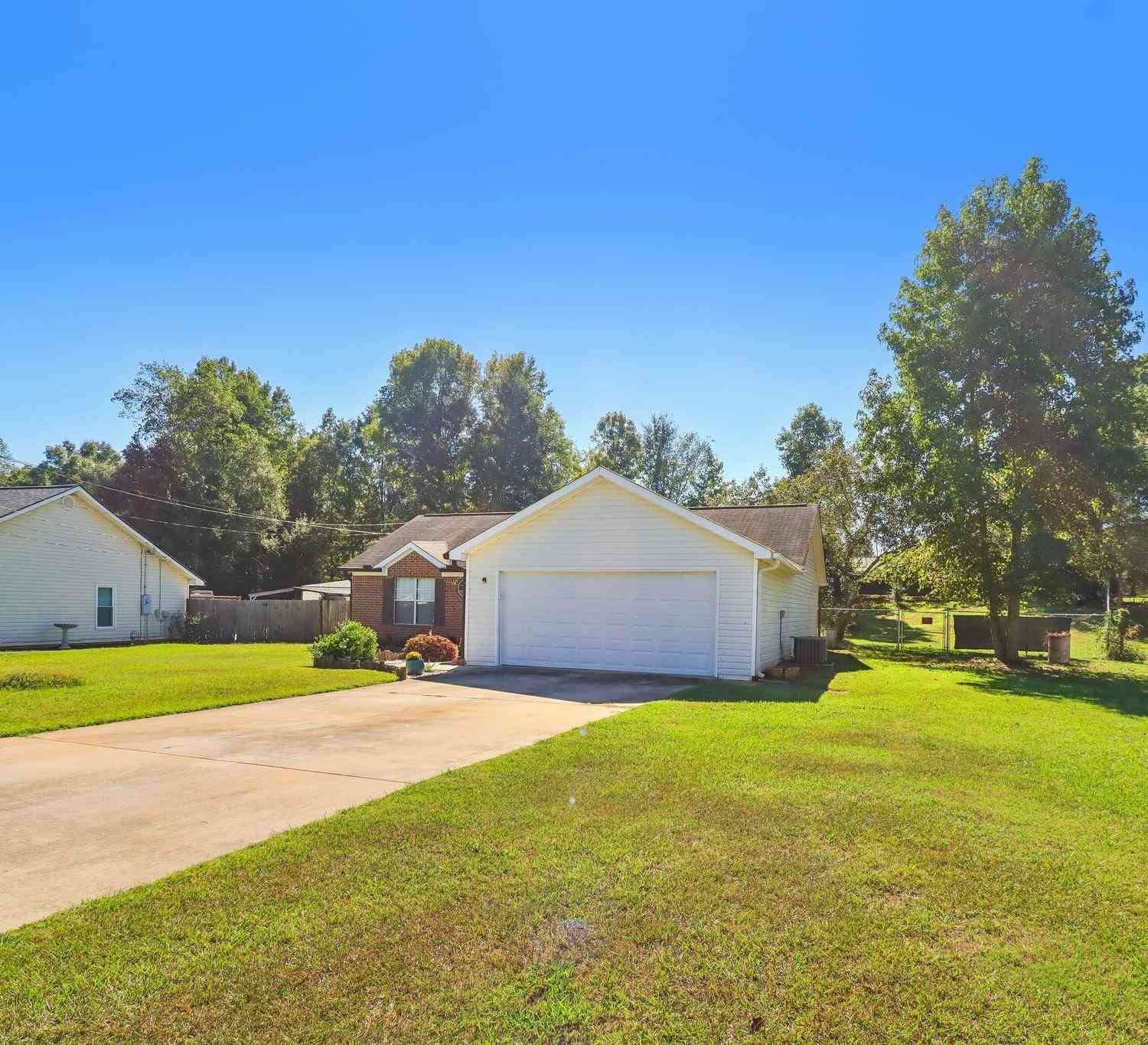 Homes For Sale - 22 Canterbury Drive<br/> Grantville, GA 30220