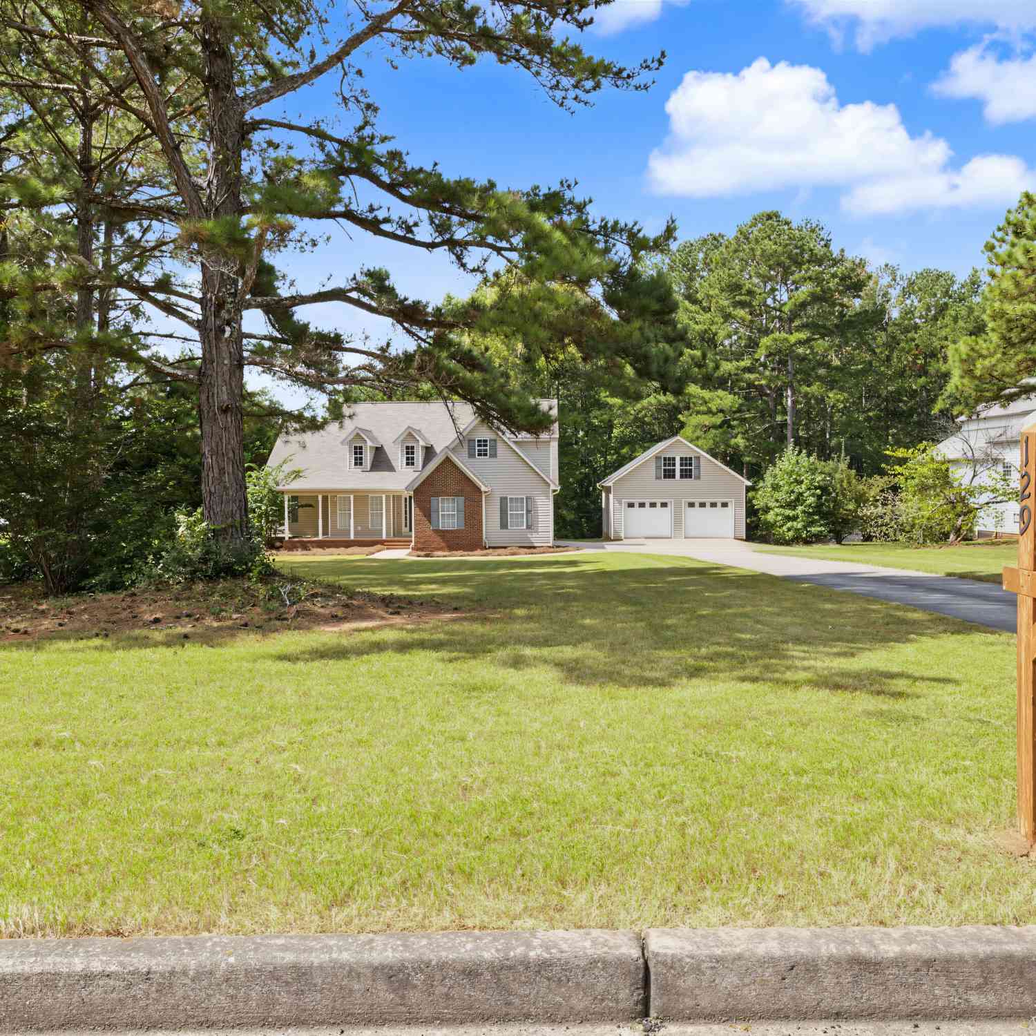 Homes For Sale - 129 King Richard Drive<br/> Griffin, GA 30223