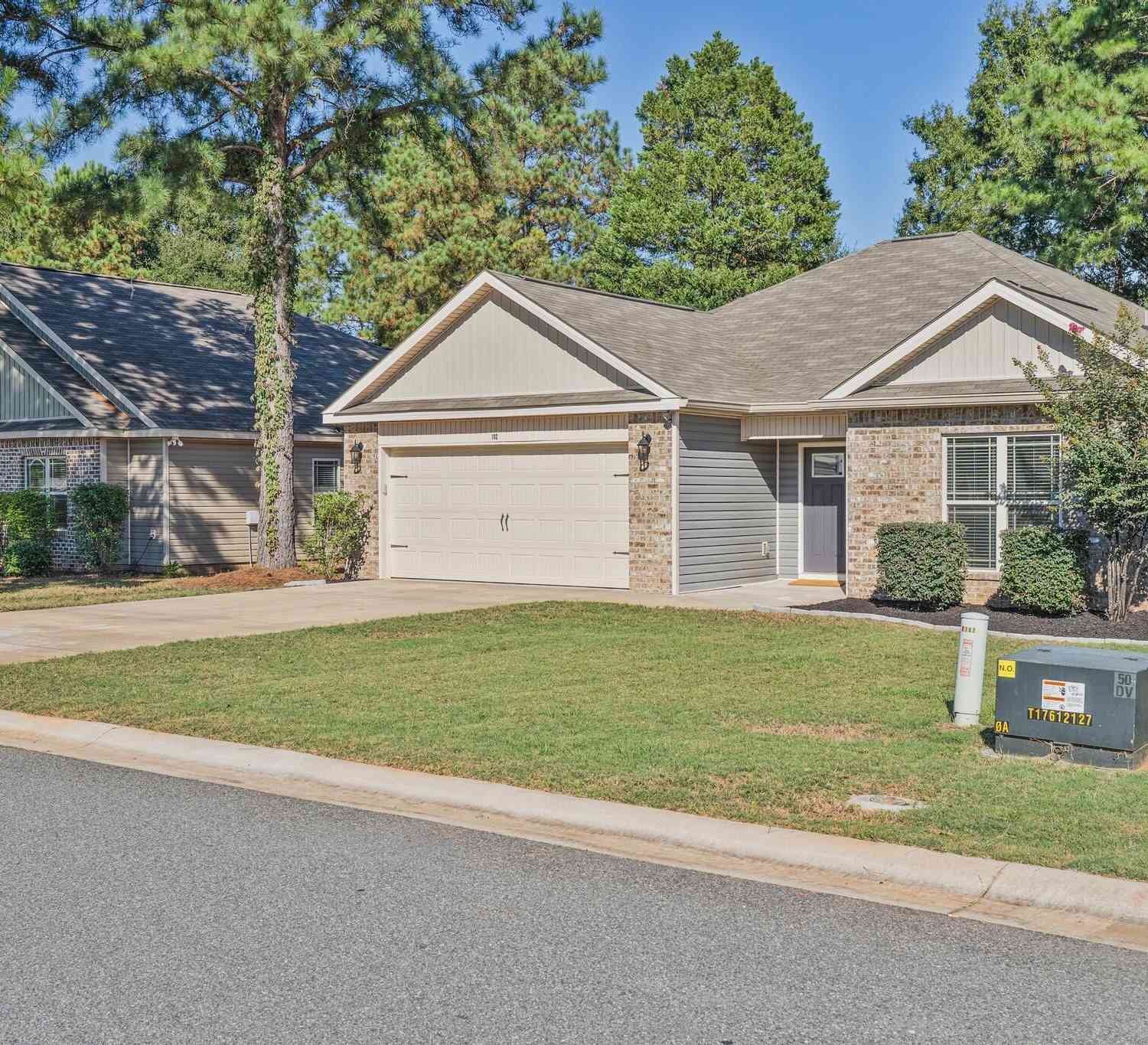 Homes For Sale - 102 Hughes Drive<br/> Warner Robins, GA 31093