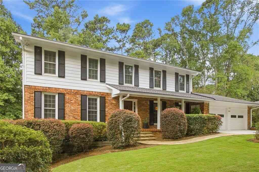 Homes For Sale - 4301 Huntington Circle<br/> Dunwoody, GA 30338