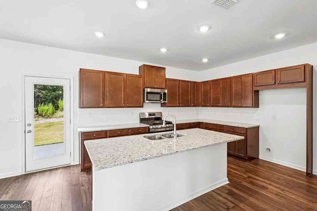 Homes For Sale - 225 Groveton Court<br/> Euharlee, GA 30145