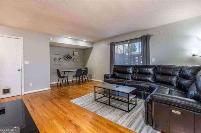 Condo For Rent - 3501 Roswell Road NE #103<br/> Atlanta, GA 30305