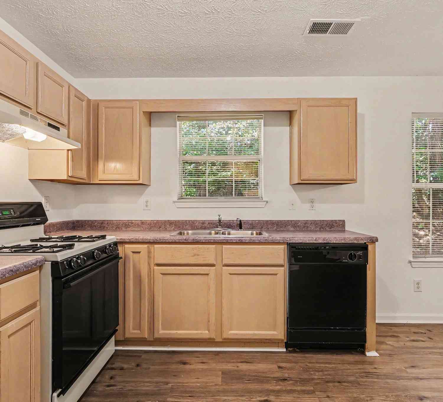 Homes For Rent - 2233 Glen Briar Way<br/> Lithonia, GA 30058