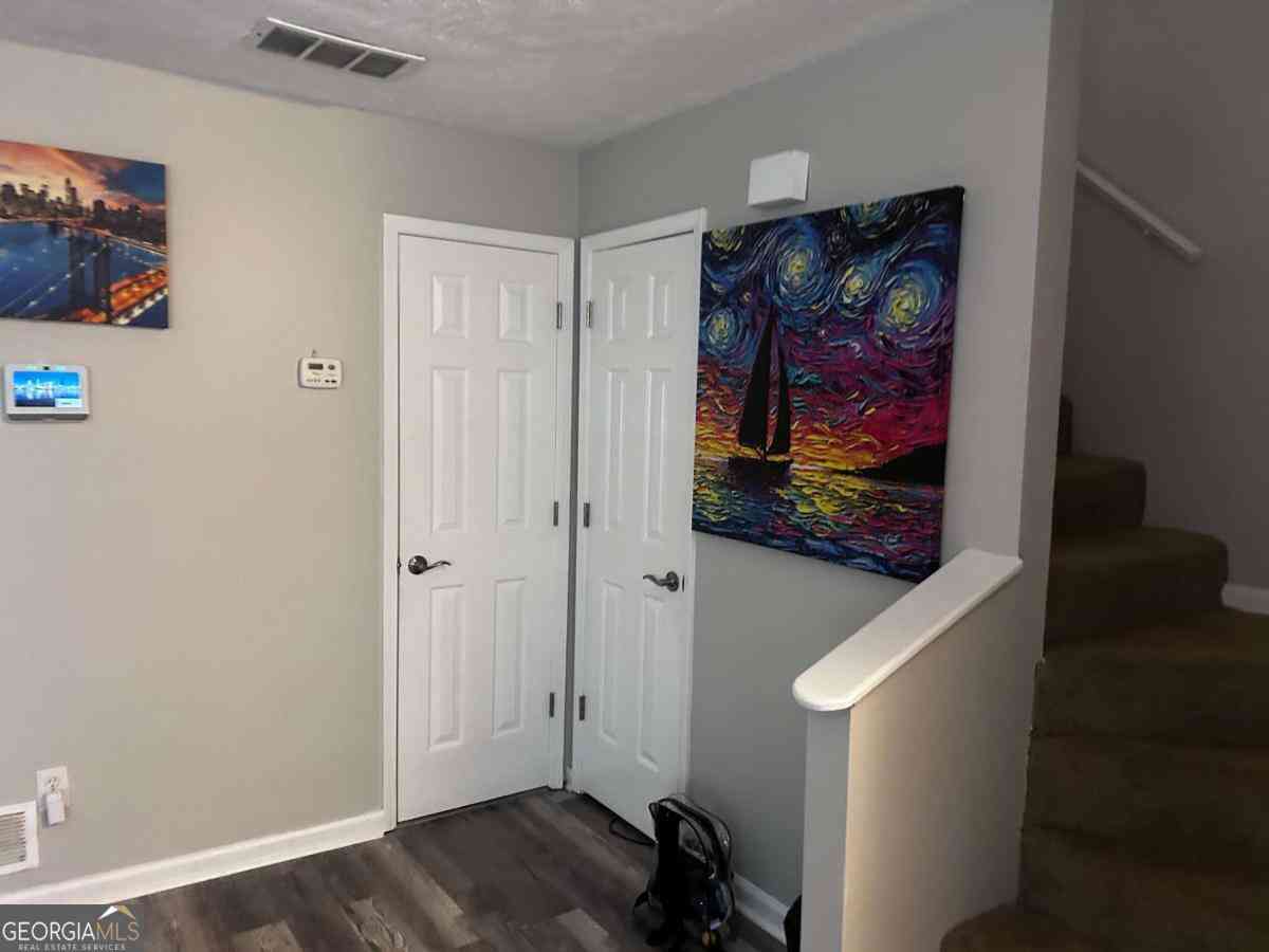 Townhouse For Rent - 7066 Oakhill Circle<br/> Austell, GA 30168