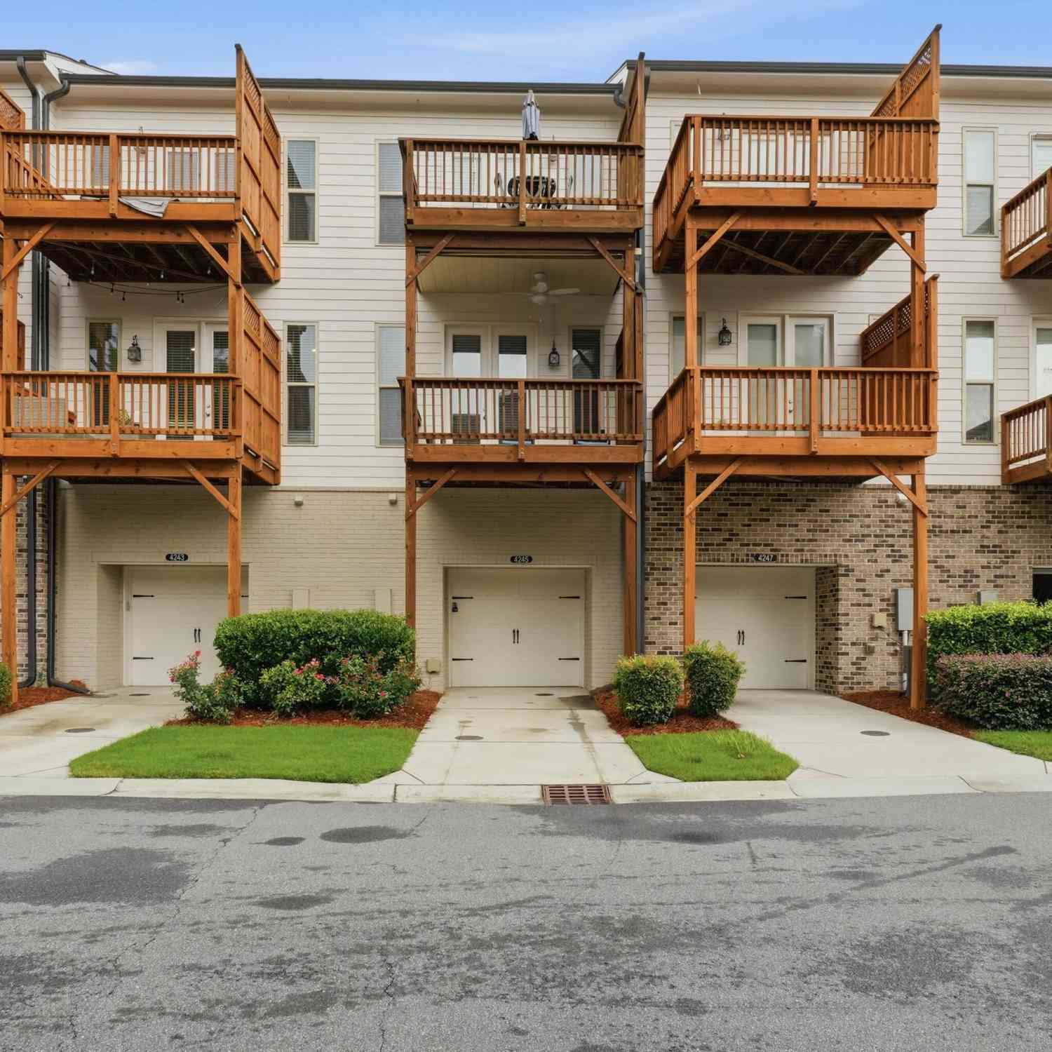 Townhouse For Rent - 4245 Deming Circle<br/> Sandy Springs, GA 30342