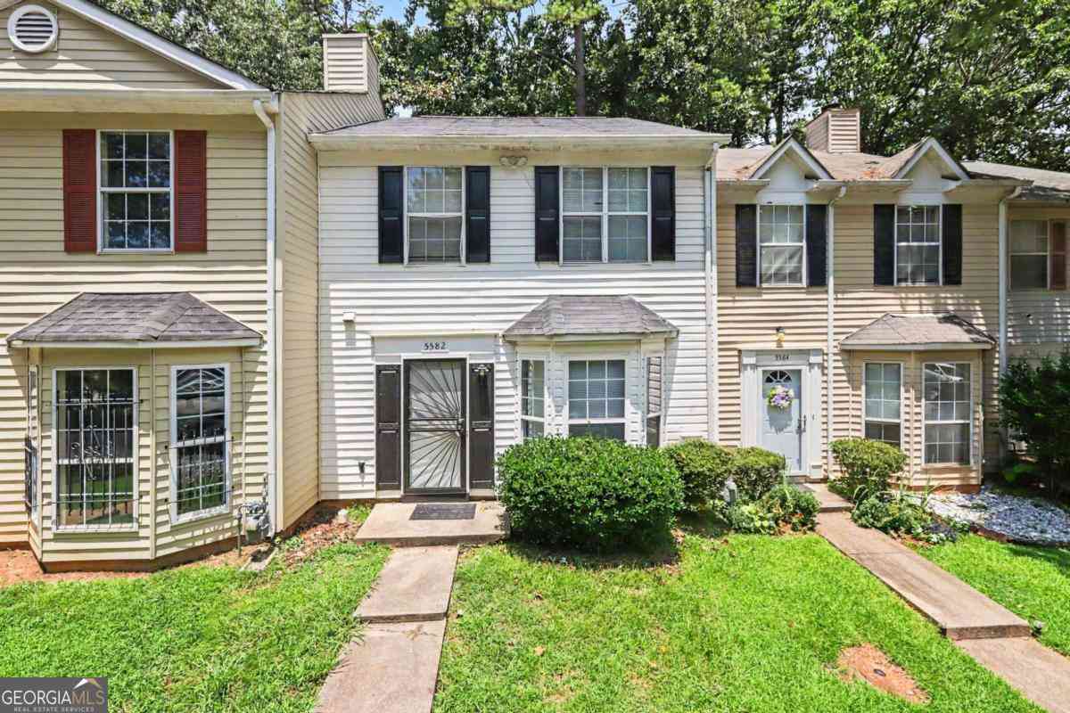 Townhouse For Rent - 5582 Stonington Trac Parkway<br/> Stone Mountain, GA 30087