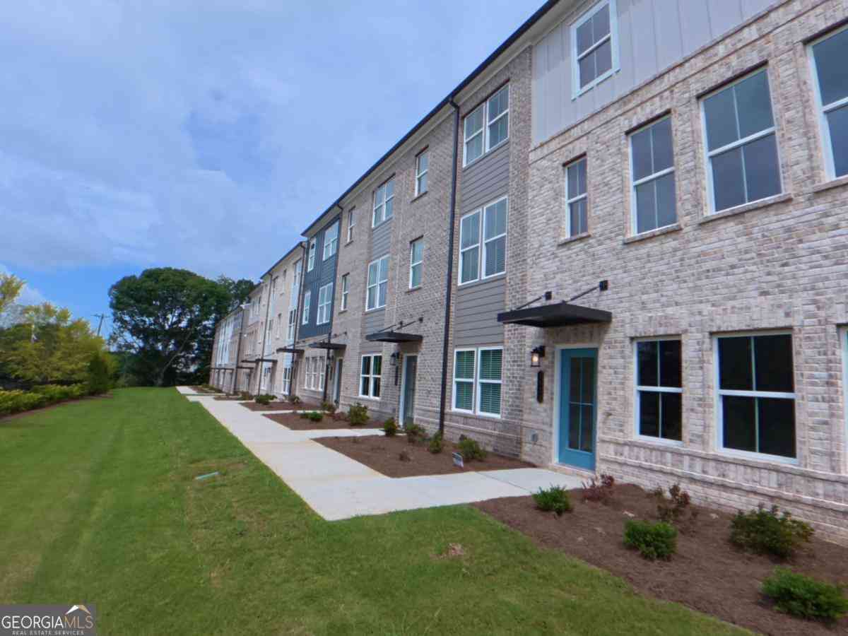 Townhouse For Rent - 2923 Beaconwood Court<br/> Lawrenceville, GA 30043