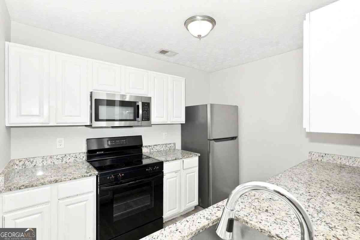 Townhouse For Rent - 2002 Grove Way<br/> Hampton, GA 30228