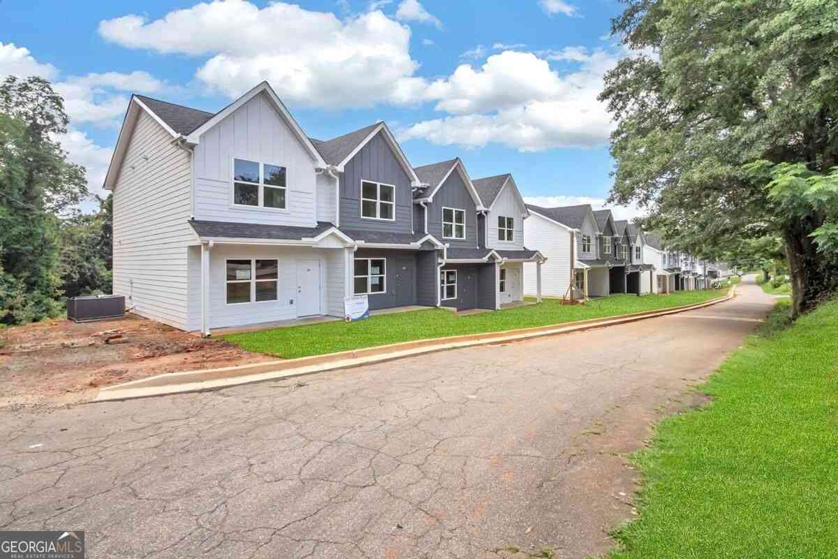 Townhouse For Rent - 50 S Jackson Street #UNIT 102<br/> Forsyth, GA 31029