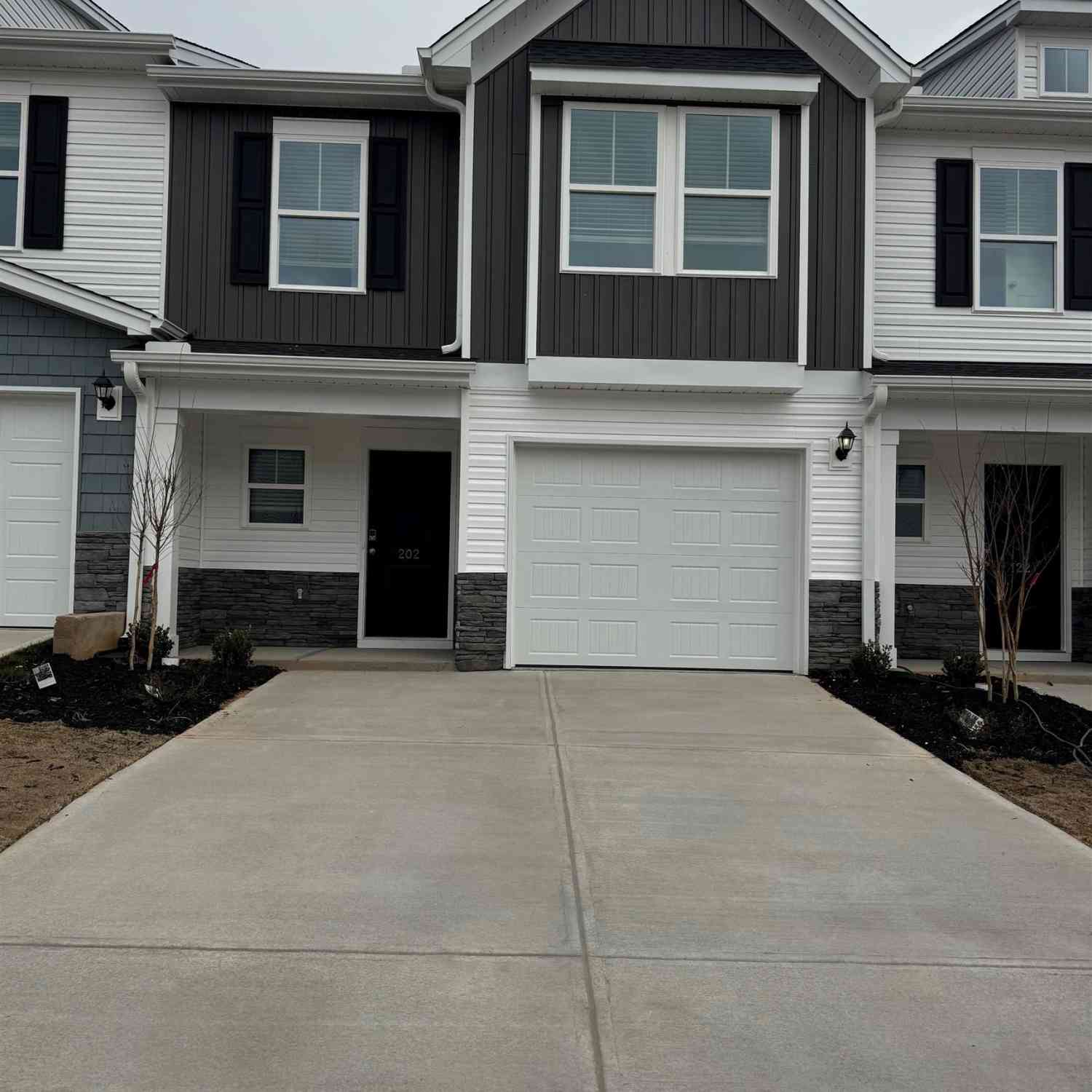 Townhouse For Sale - 202 Stonyway<br/> Easley, SC 29640